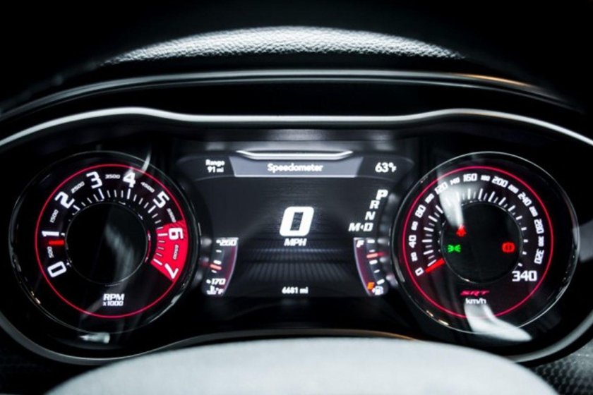 Dodge Challenger Hellcat приборка