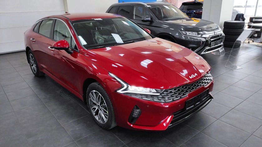 Kia k5 красная