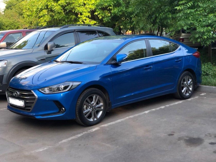 Hyundai Elantra синяя