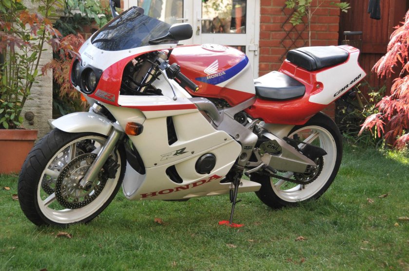 Хонда СБР 400