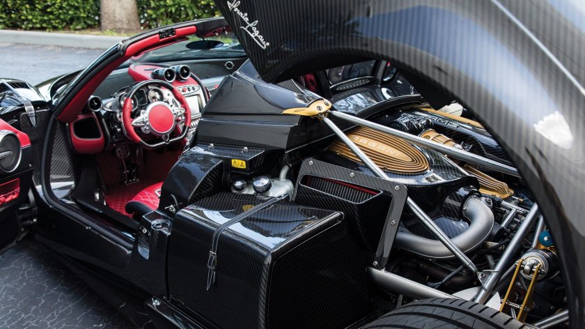 Pagani Huayra моторный отсек
