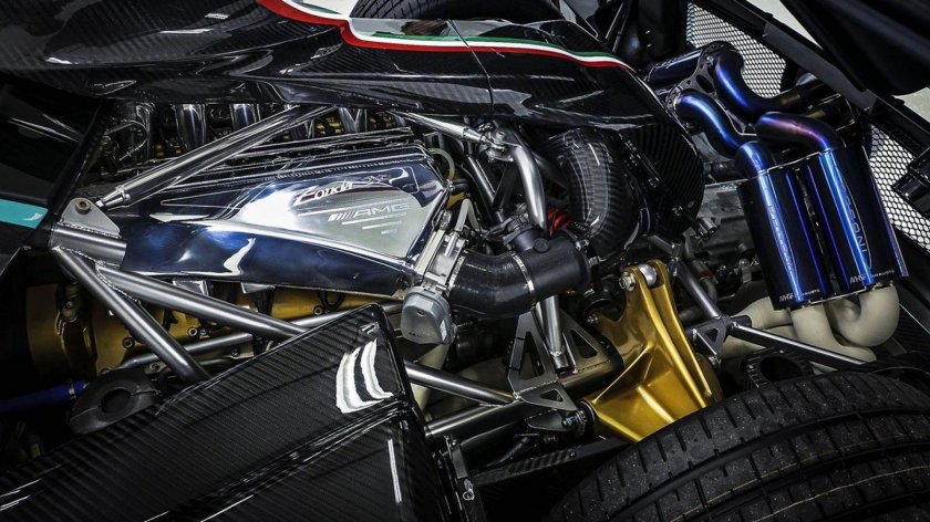 Pagani Huayra моторный отсек