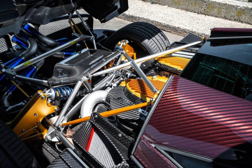Pagani Huayra моторный отсек