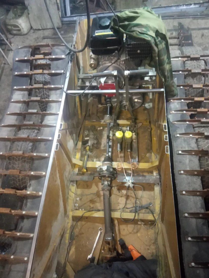 Бортоповоротный вездеход Тритон-1