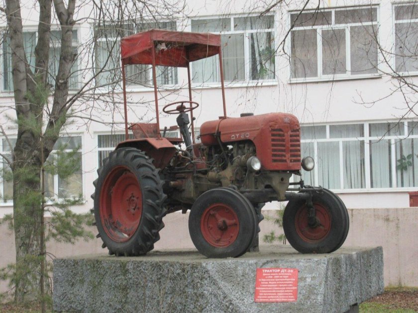 ДТ-75 на постаменте