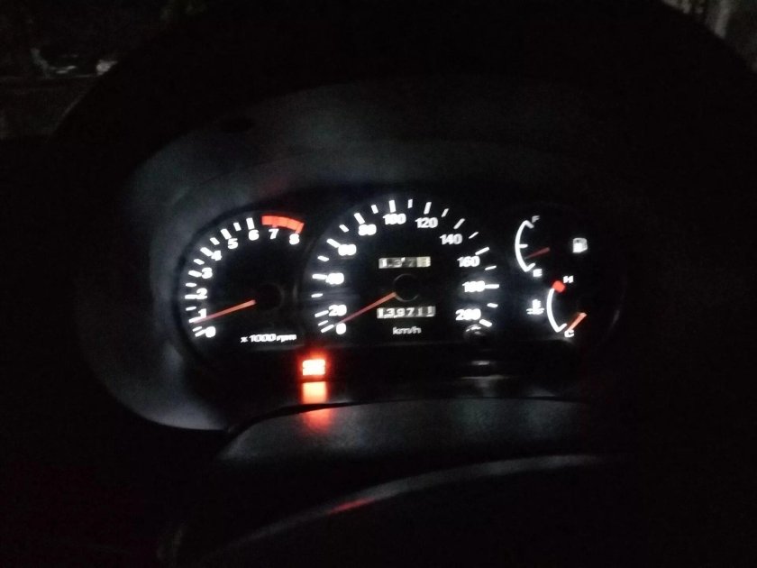 Панель приборов Hyundai Accent 2008 года лампочки