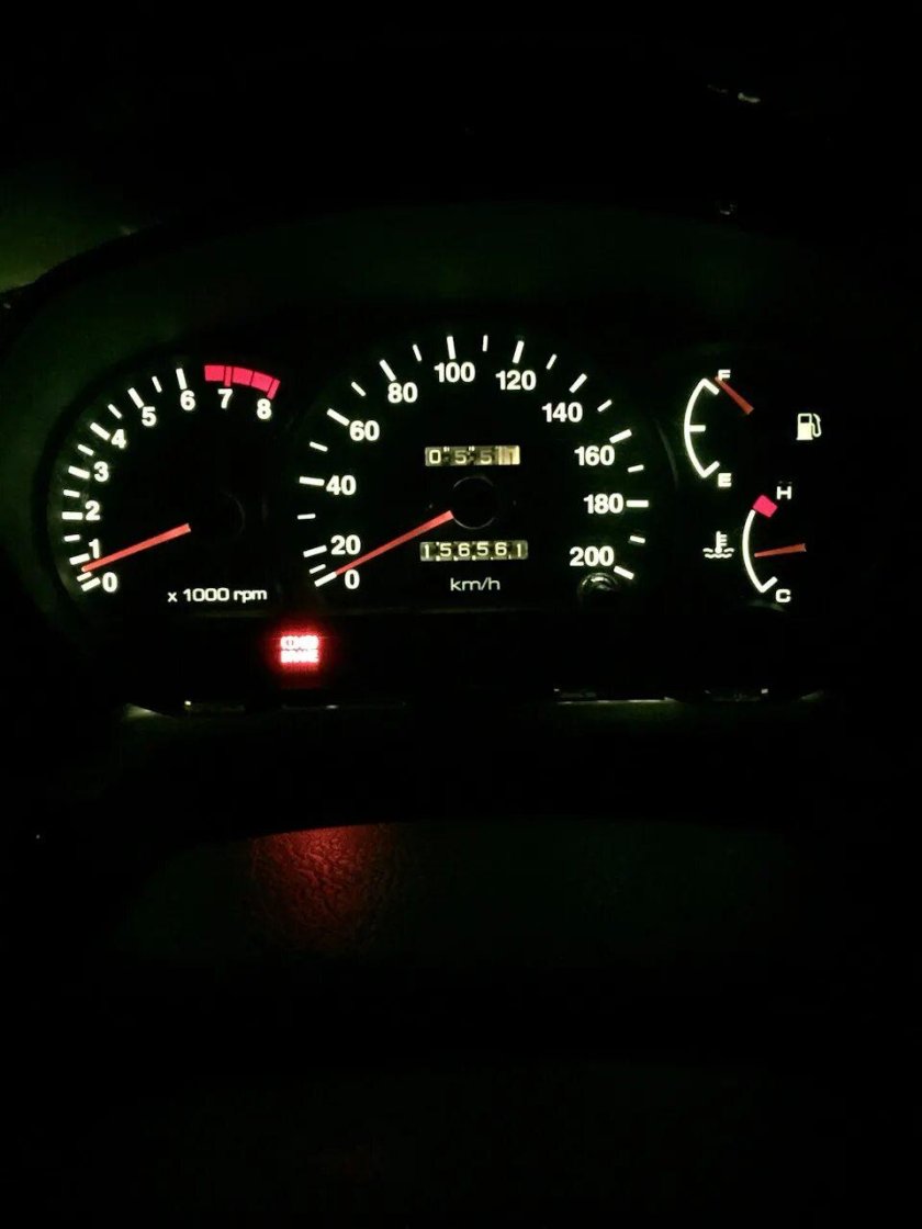 Зеленая подсветка приборной панели акцент