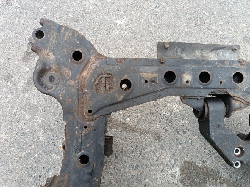 Подрамник Сузуки Гранд Витара 2002