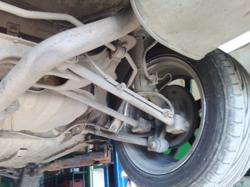 Suzuki Liana днище