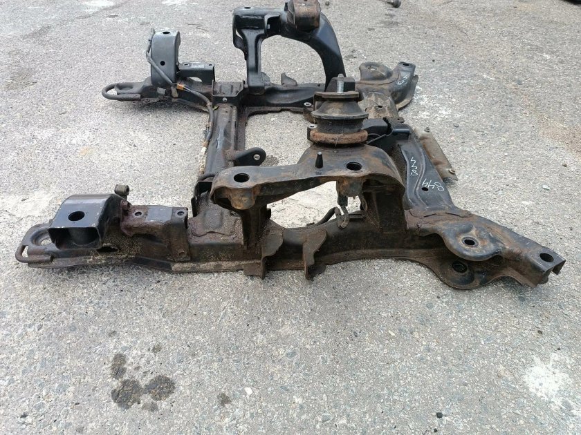 Подрамник Сузуки Гранд Витара 2002