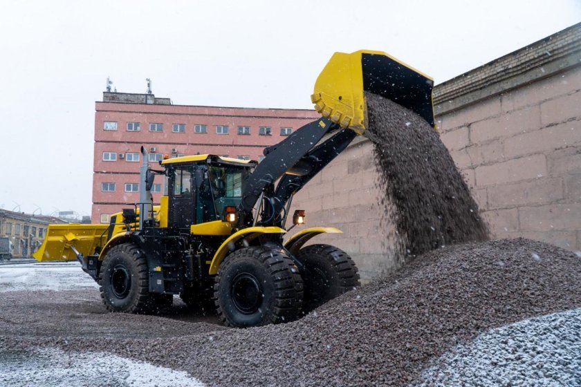 Универсальная дорожная машина Кировец к-708 Удм