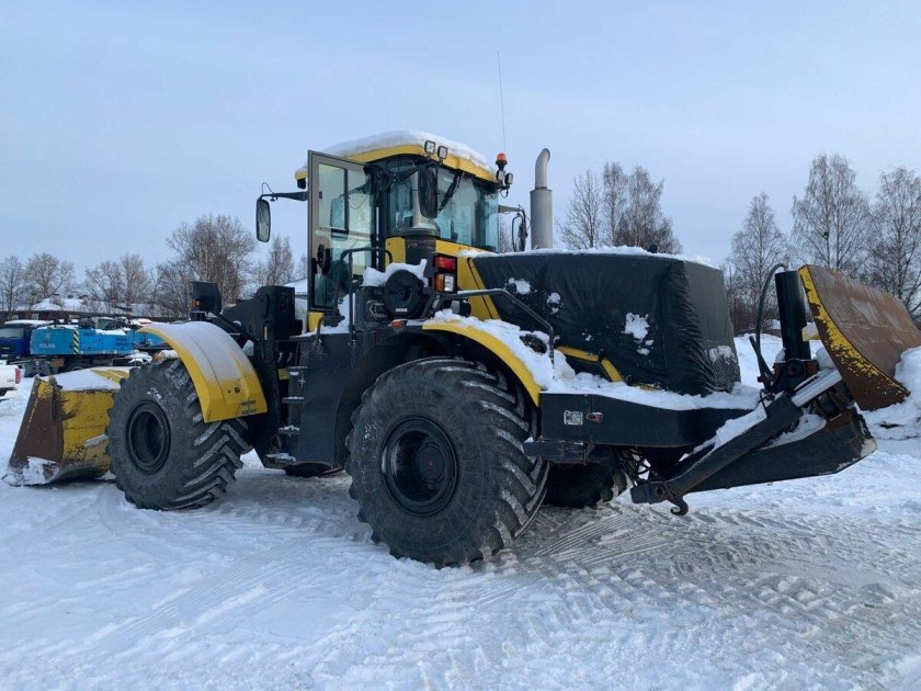 Фронтальный погрузчик кировец к-708удм