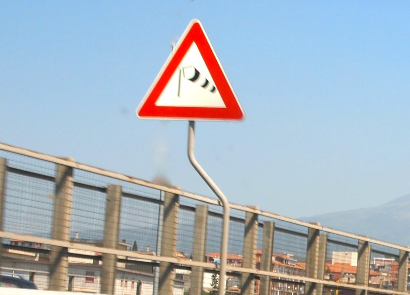 Боковой ветер дорожный знак