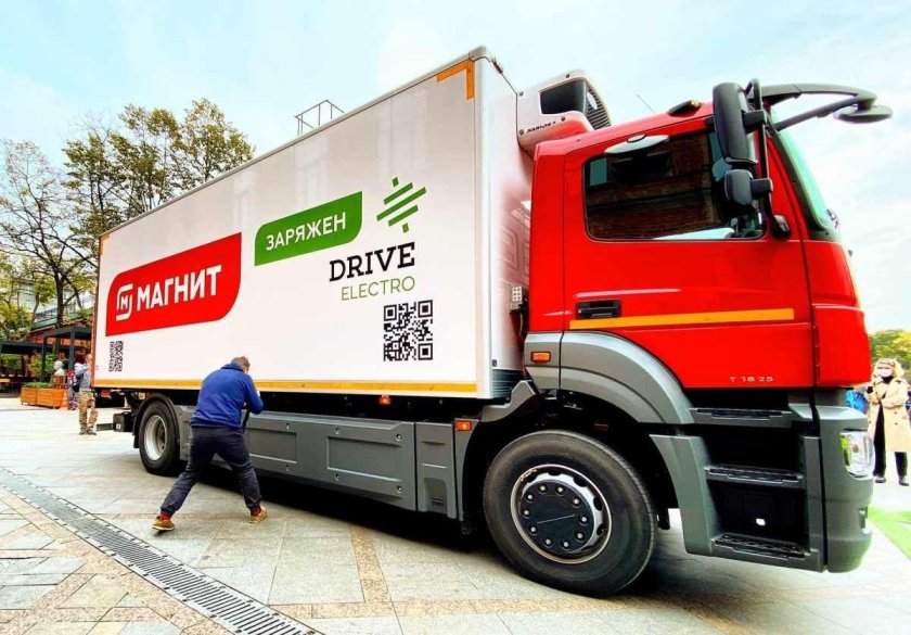 Фургон КАМАЗ магнит