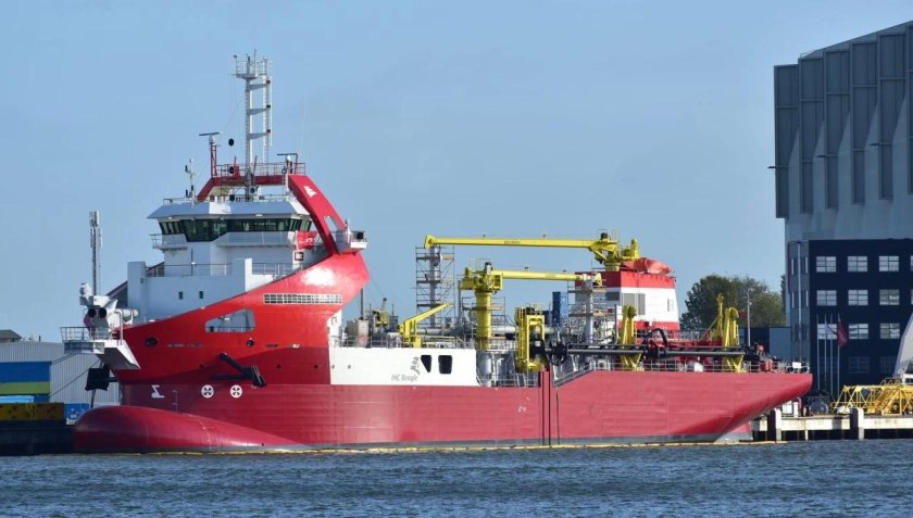 Offshore subsea construction vessel
