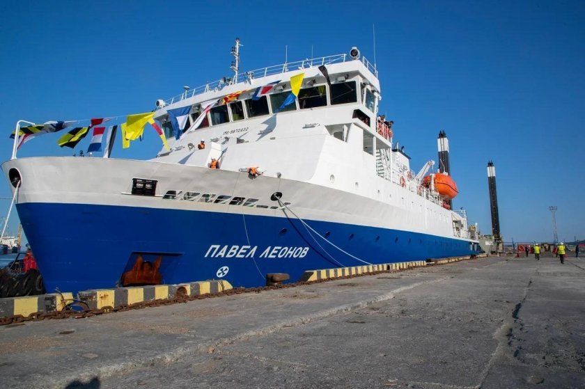 Теплоход Павел Леонов Южно-Сахалинск