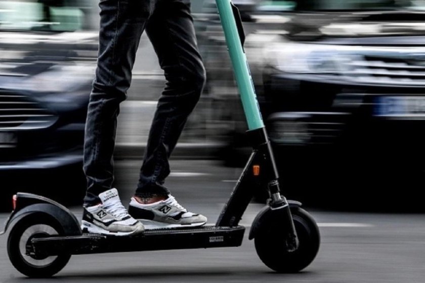 Самокат на дороге