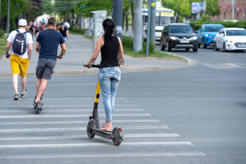 Электросамокат на дороге