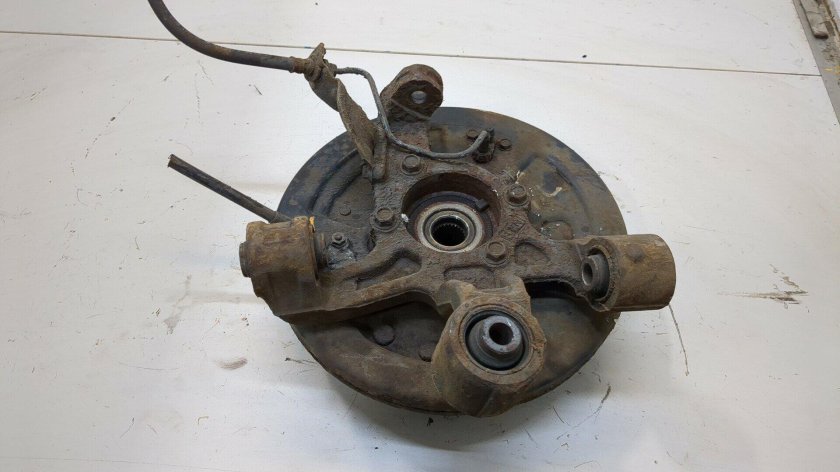 Кулак поворотный задний левый