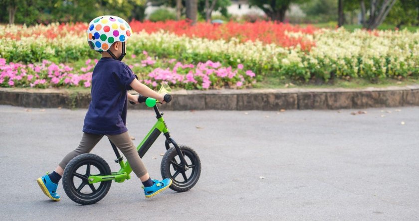 Ребенок на беговеле