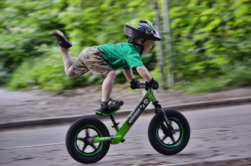 Мальчик на беговеле