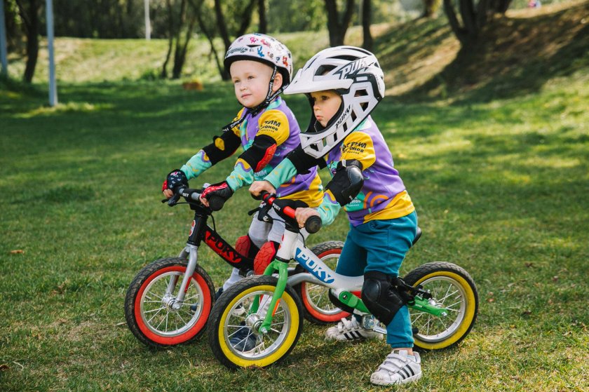 Ребенок на беговеле