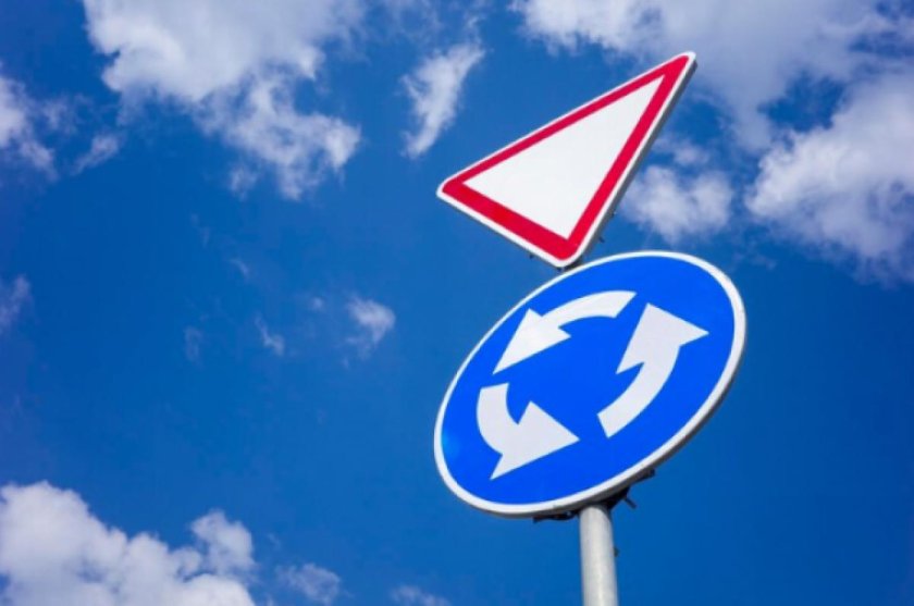 Знаки дорожного движения Уступи дорогу