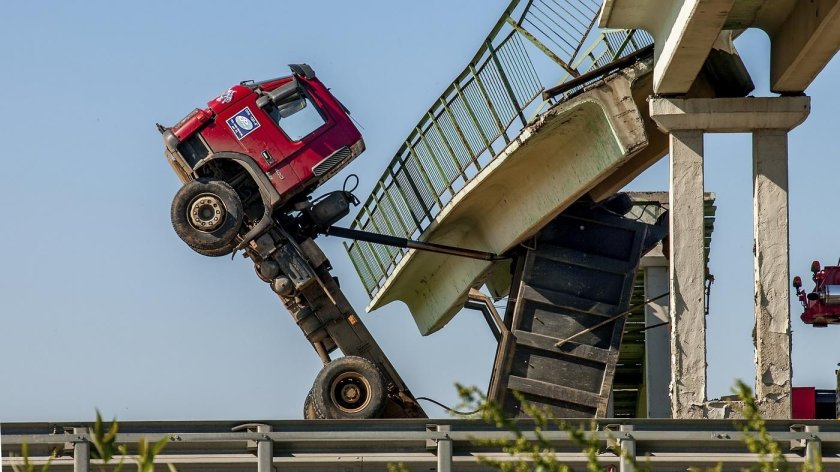 Самосвал снес пешеходный мост