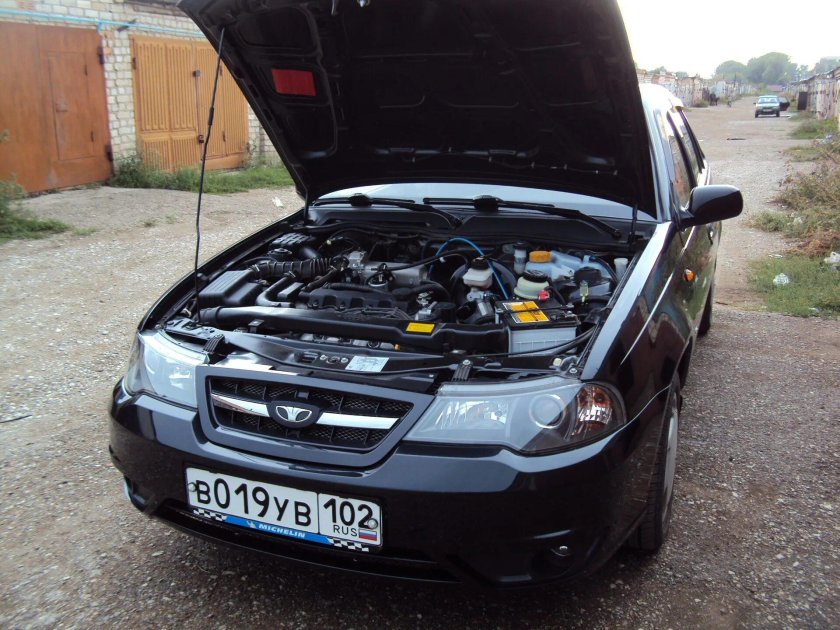 Моторный отсек Дэу Нексия