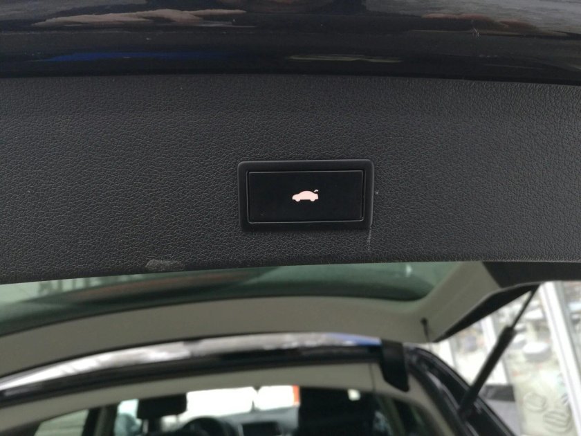 Кнопка закрытия багажника Пассат б6