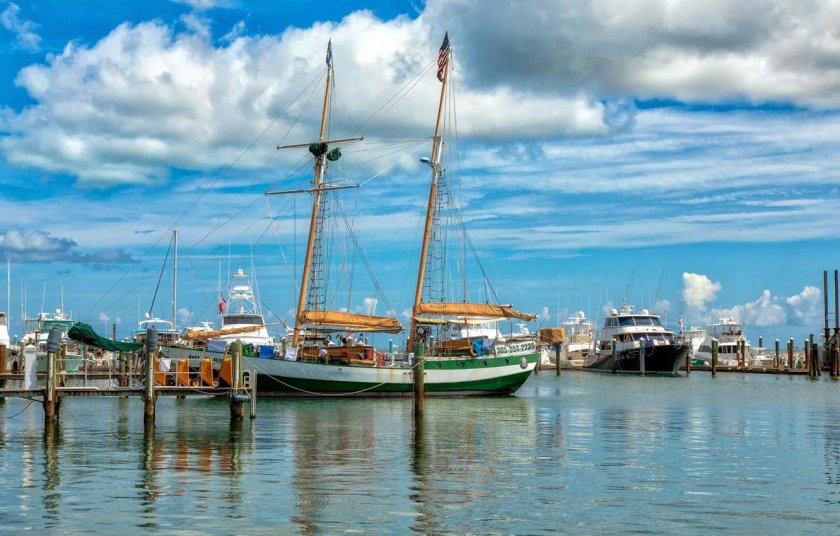 Яхта у причала