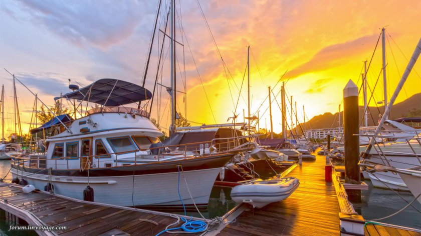 Яхта у причала