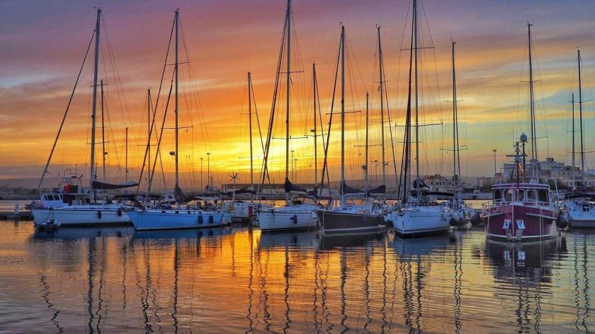 Яхты в порту