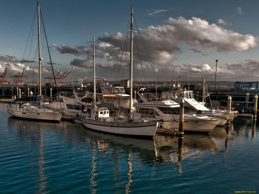 Яхты парусные у причала