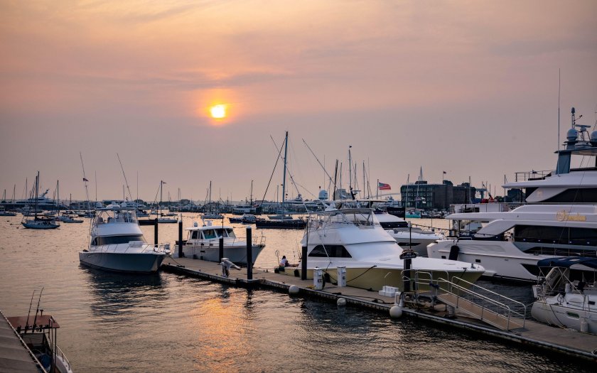 Яхта в бухте