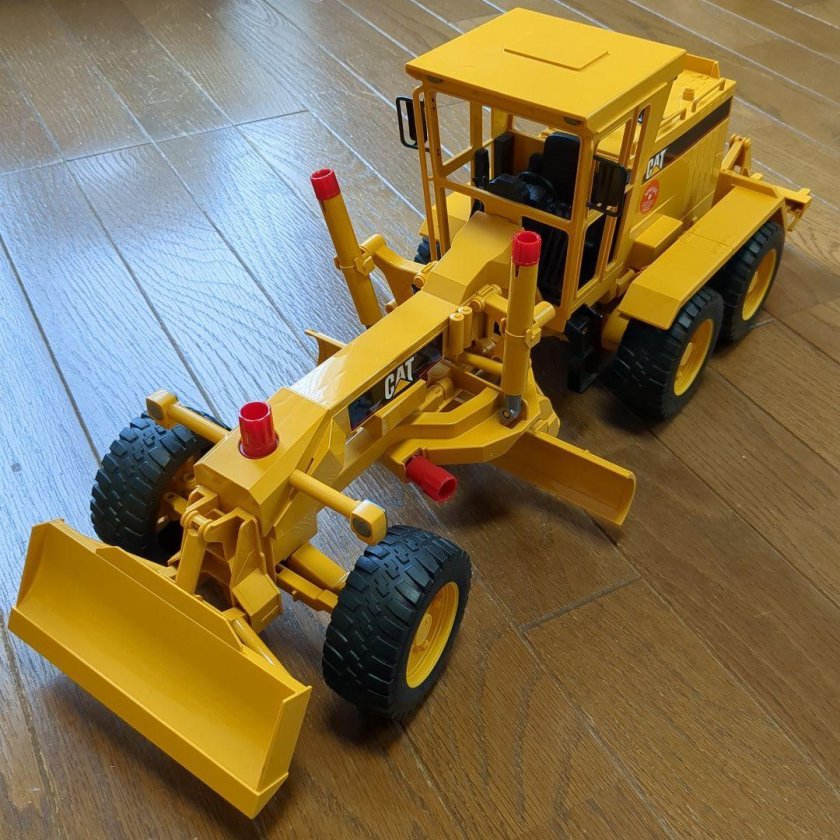 Брудер желтый трактор грейдер