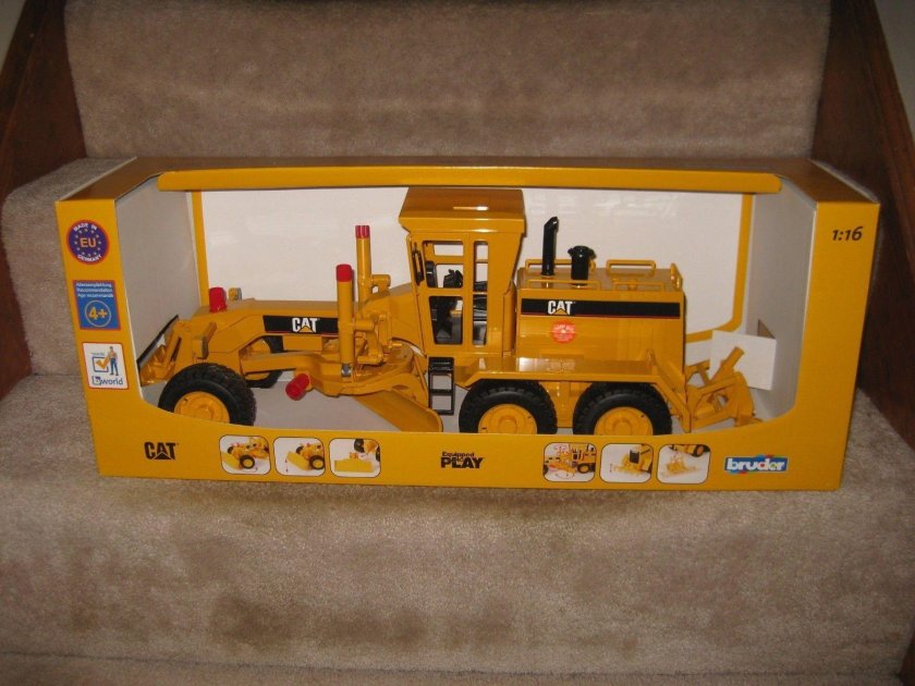 Грейдер Bruder Cat