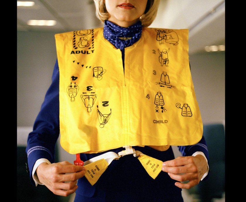 Стюардесса спасательные жилеты