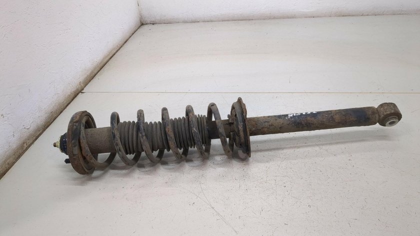 Стойка амортизатора задняя