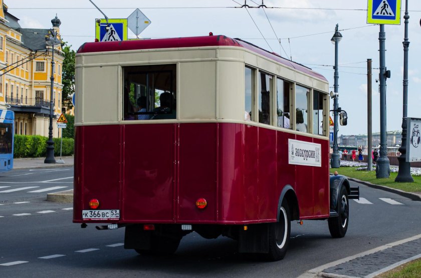 Экскурсионный автобус зис-8 в санкт-петербурге