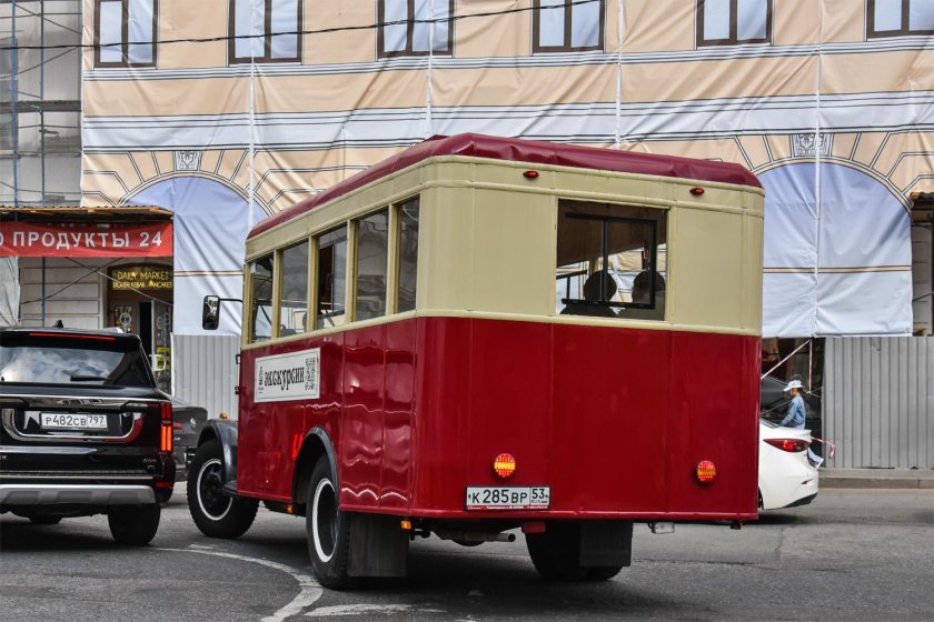Экскурсионный автобус зис-8 в санкт-петербурге