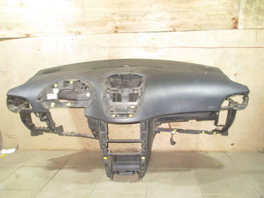 Передняя панель салона