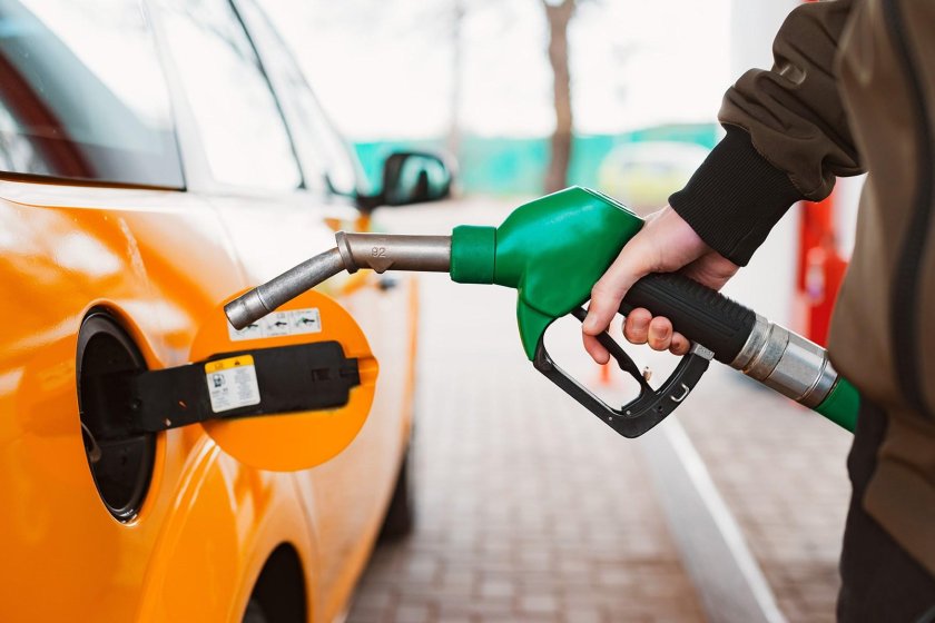 Заправляет машину