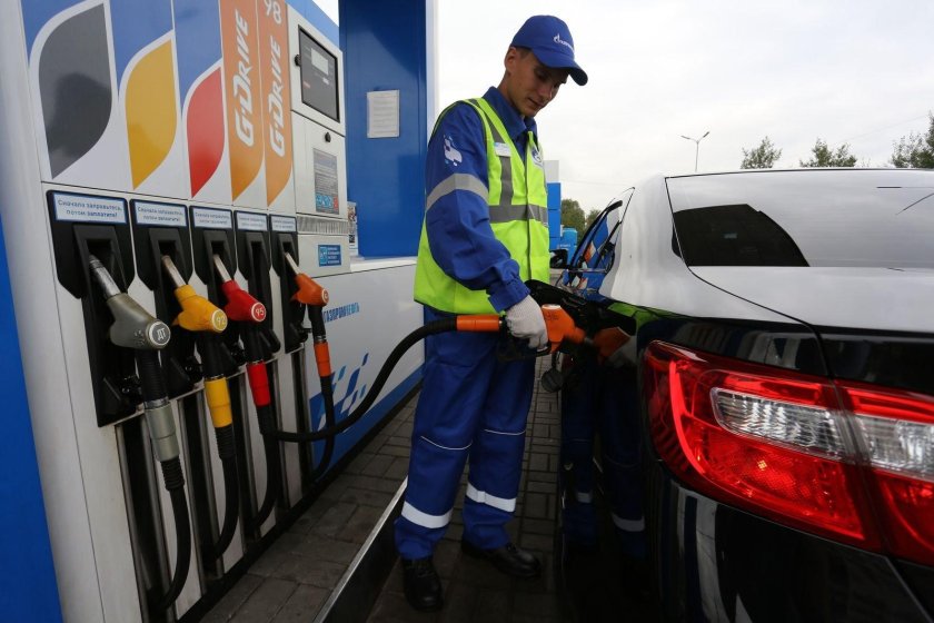 Машина на АЗС