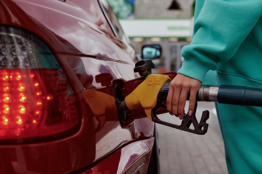 Заправляет машину