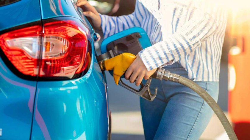 Заправляет машину