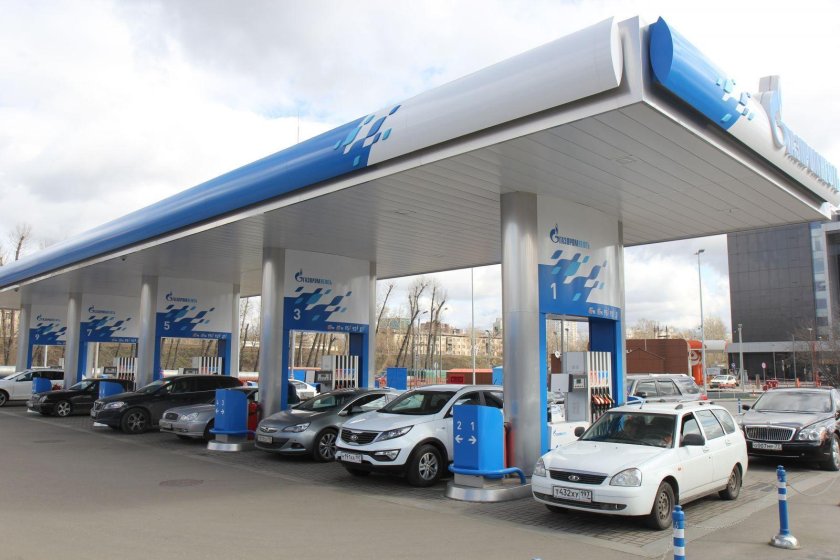 Мерседес на заправке