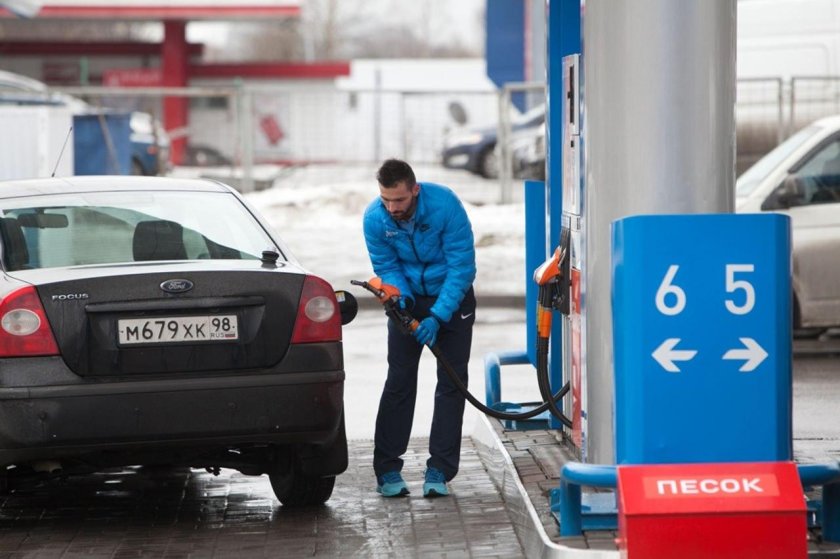 Заправляет автомобиль