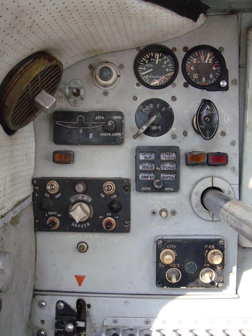 Приборная панель на самолете як-18т