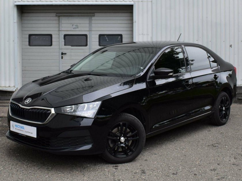 Черный Шкода Рапид 2021 года
